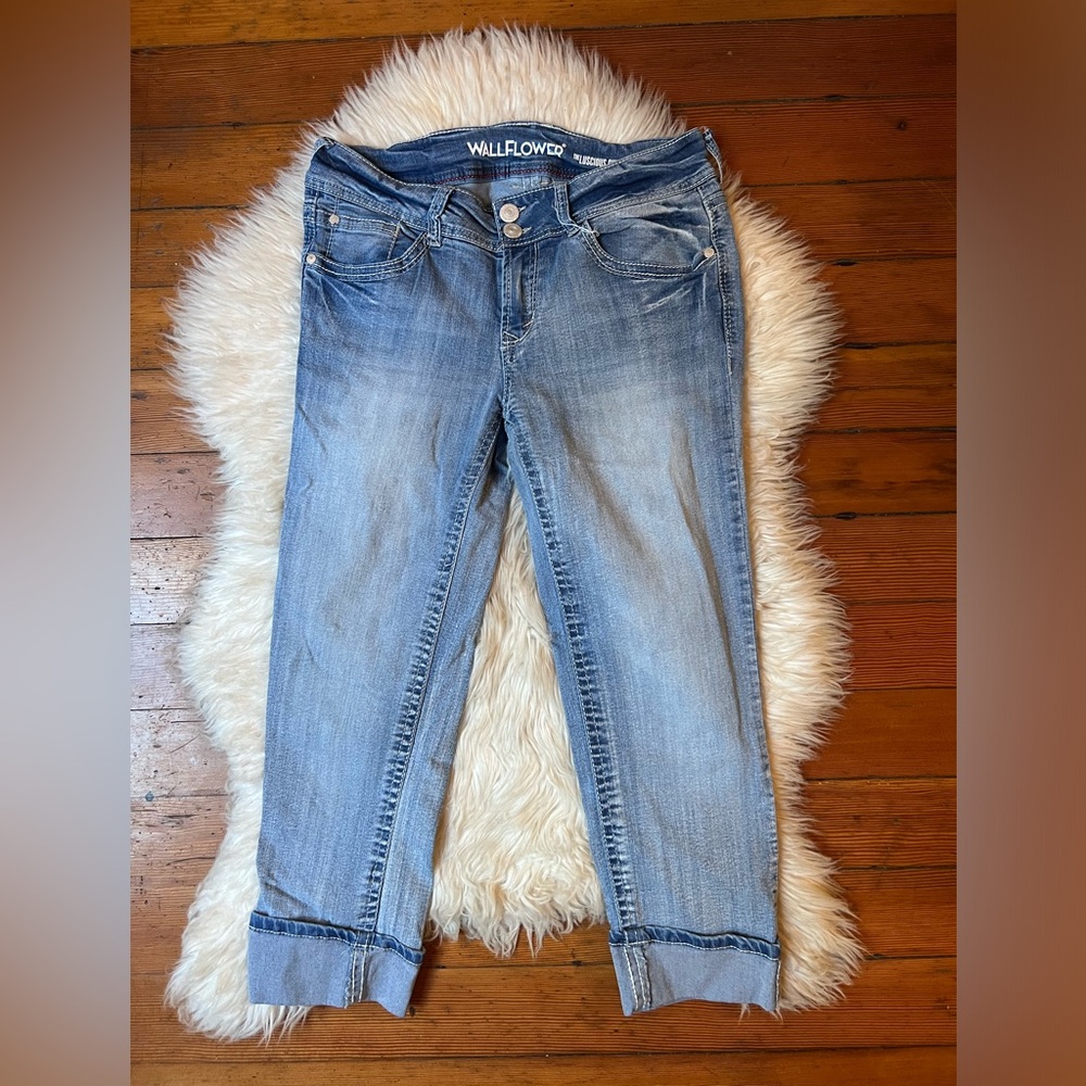 Wallflower Light Wash Women's Cropped Blue Jeans